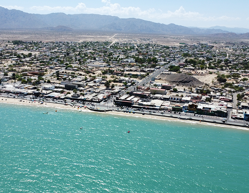 Vista aérea del malecón y la playa de San Felipe